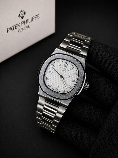 Patek Philippe Nautilus 5711/1A – Stainless Steel with Silver-White Ribbed Dial