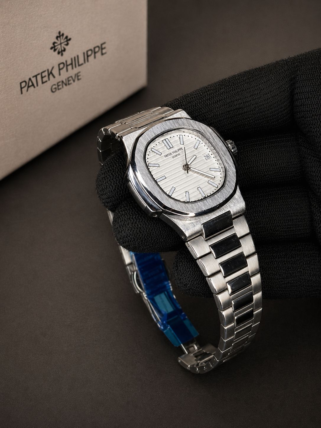 Patek Philippe Nautilus 5711/1A – Stainless Steel with Silver-White Ribbed Dial
