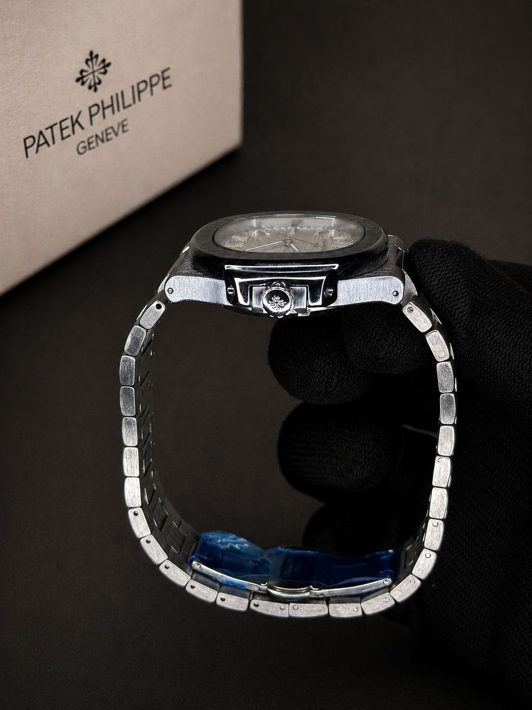Patek Philippe Nautilus 5711/1A – Stainless Steel with Silver-White Ribbed Dial