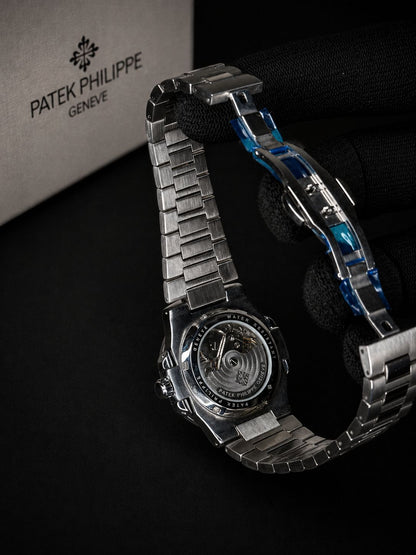 Patek Philippe Nautilus 5711/1A – Stainless Steel with Silver-White Ribbed Dial